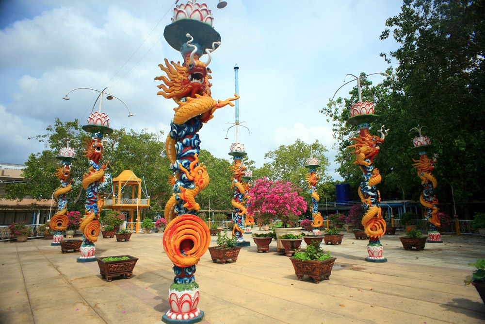 Chúng tôi ghé qua tham quan KDL Cồn Phụng, nơi lưu trữ hình ảnh cũng như các công trình của ông Đạo Dừa (Nguyễn Thành Nam).