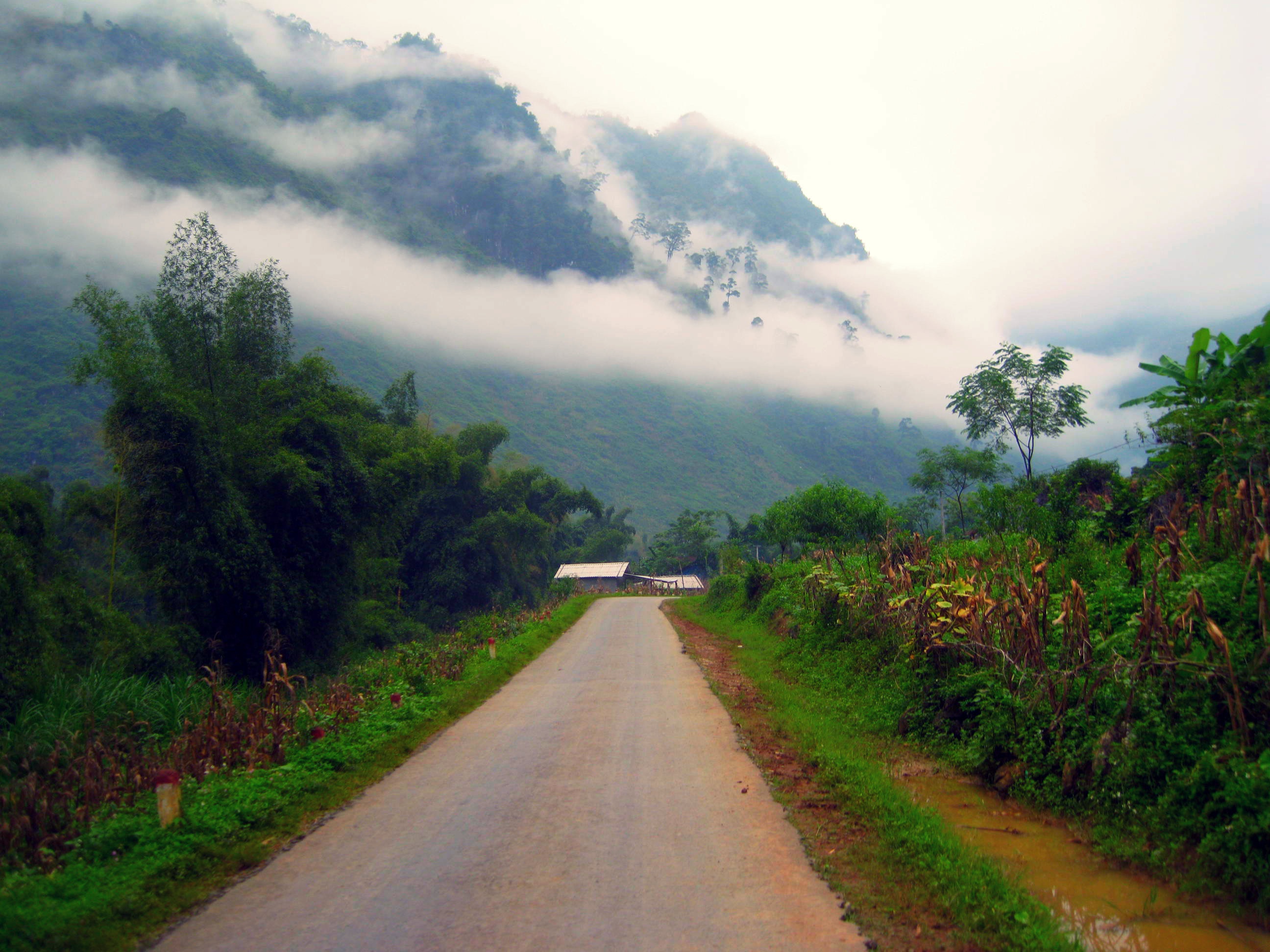  Sương giăng lưng chừng núi làm nao lòng bao kẻ xi mê mà đến đây.