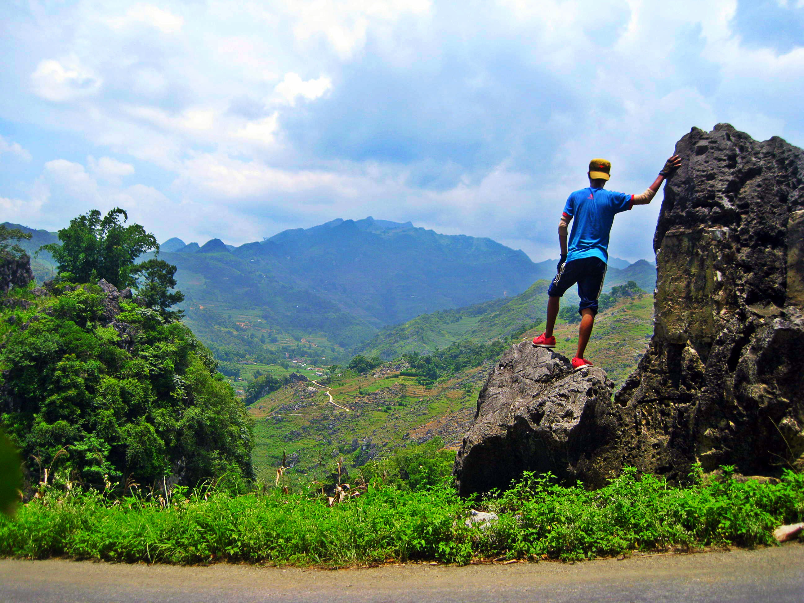 Toat mo hoi voi 'tau luon sieu toc' noi duong deo Ha Giang hinh anh