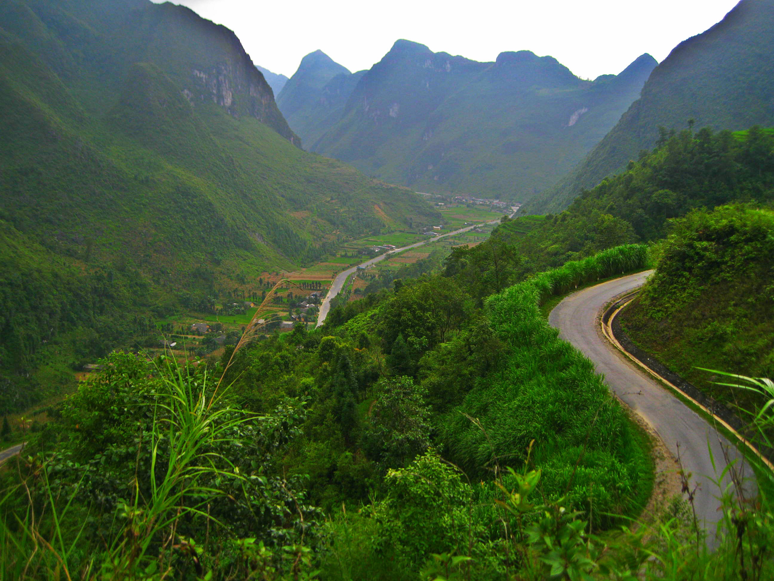 Đặc sản đèo quanh co theo trườn núi như những con rắn khổng lồ.