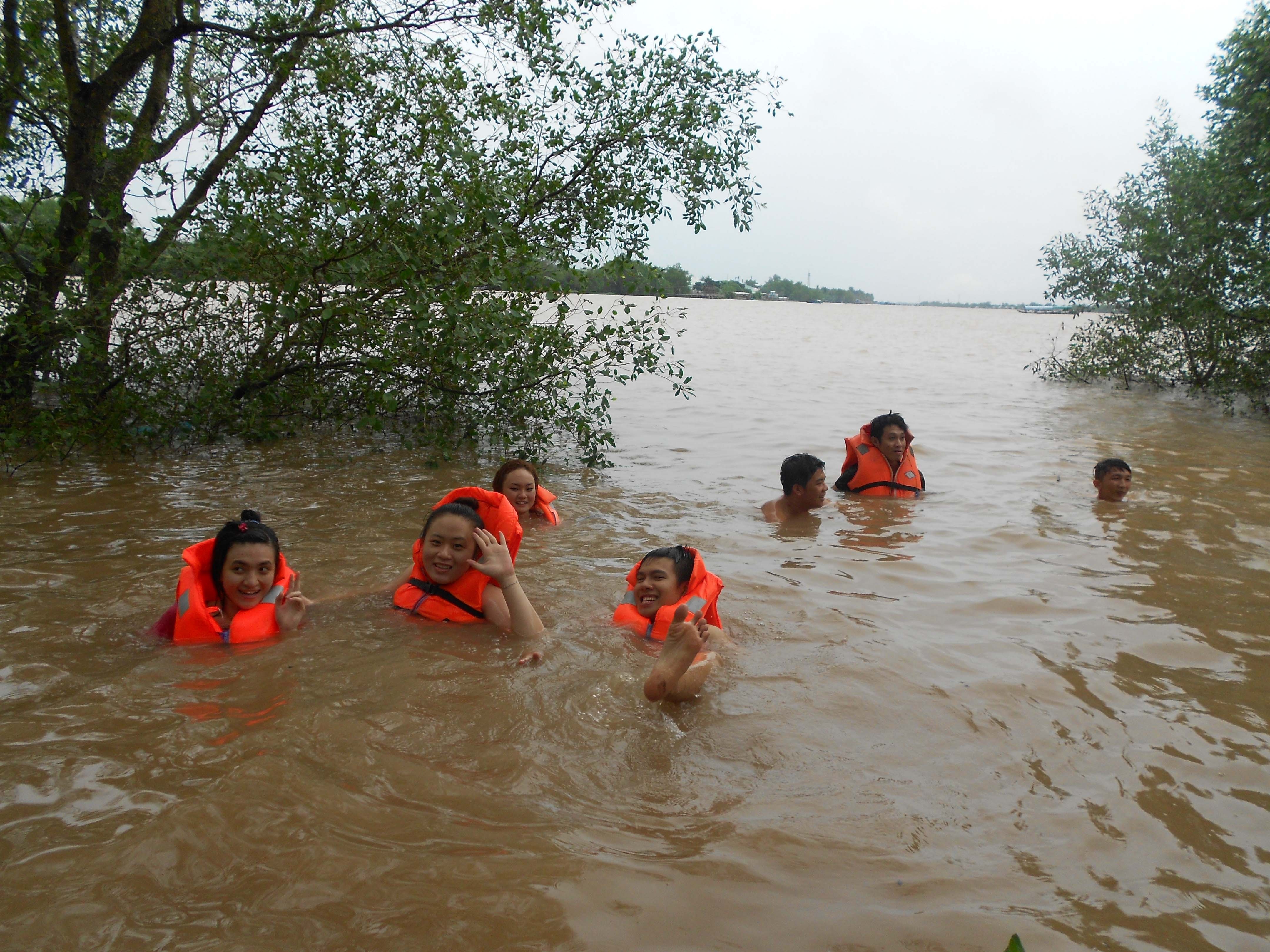 Dòng nước mát lạnh đầy hương vị phù sa cuốn hút cả bọn chúng tôi, xung quanh là những hàng cây Thủy Liễu đung đưa trong gió. Chiếc Xuồng ấy lại tiếp tục đưa chúng tôi đến một khu đất nhỏ, người cầm rỗ tre, nón lá hái từng cọng rau xanh mướt tại đây, Những loại rau chỉ mọc tự nhiên, không phân bón chăm sóc chỉ có ở miền tây.