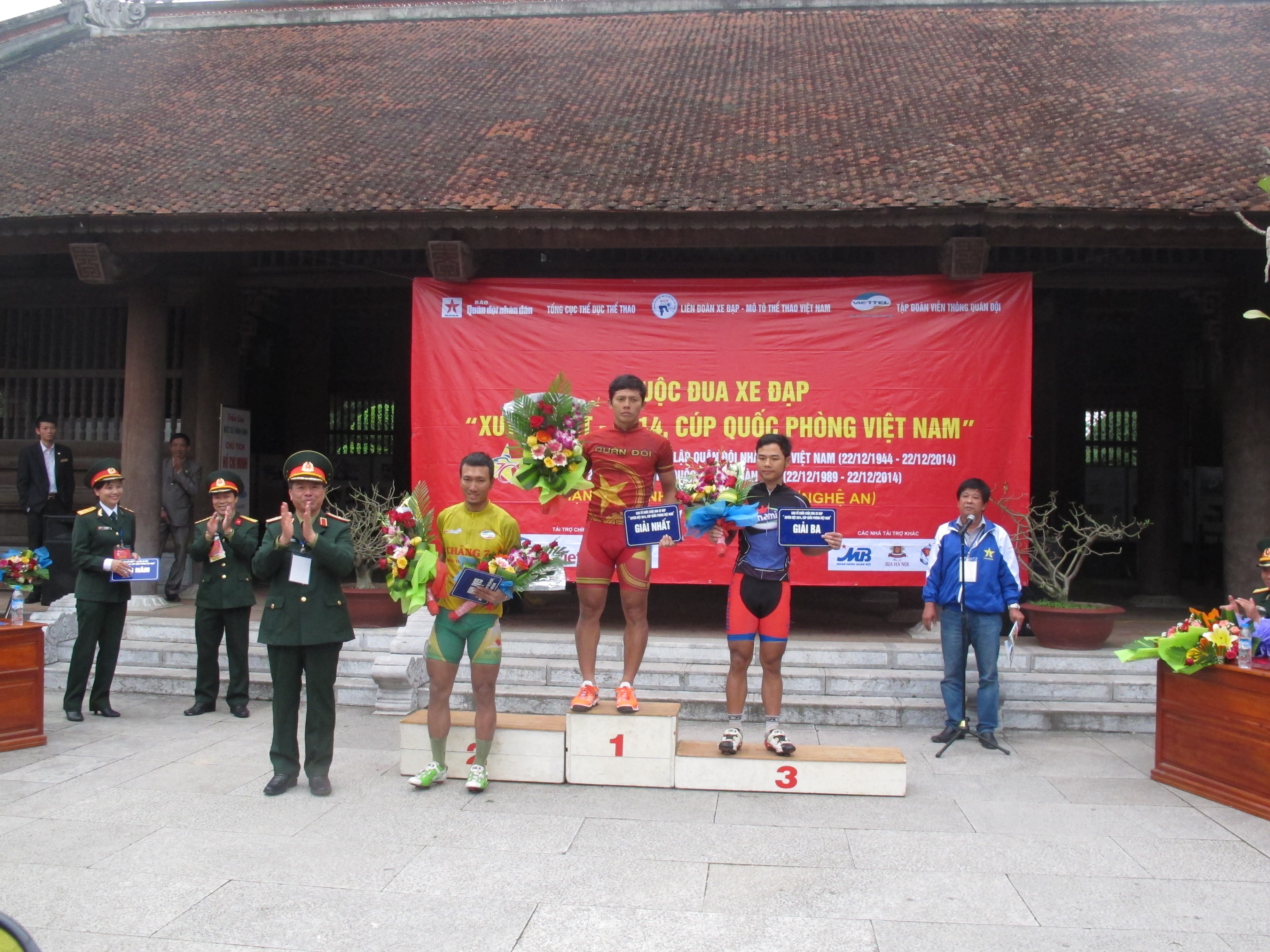 BTC trao giải nhất, nhì, ba ở Khu lưu niệm nhà Bác Hồ.