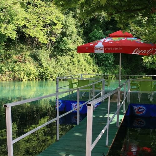 Blue Eye (Albania): Blue Eye xa xôi nằm ở phía Nam Albania, giao thông bất tiện, thậm chí không có xe công cộng, có lúc du khách còn phải xuống đi bộ trên những con đường rất nhỏ. Nhưng chính những bất tiện này lại tô điểm thêm sắc màu thú vị cho chuyến du lịch của bạn. 