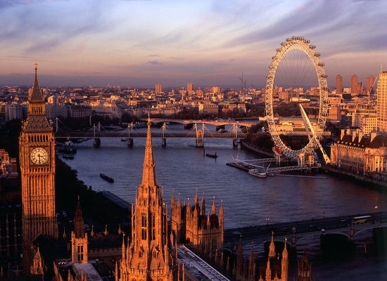 London Eye: Không có nơi nào ngắm toàn cảnh Luân Đôn chuẩn hơn London Eye. Tháp được xây dựng vào năm 2000, cao 135m, có 32 cabin, mỗi cabin sức chứa khoảng 20 người. Dạo một chuyến khoảng nửa tiếng, toàn cảnh Luân Đôn đã in hình trong tim bạn. Vào cửa: 19.95£/người lớn, 14£/trẻ em; Cách đi: Tàu điện ngầm tuyến Bakerloo/Northern/Jubilee, bến Waterloo và Waterloo East, hoặc tàu hỏa South West Trains/Southeastern, bến Waterloo, hoặc thuyền Thames Clippers, bến Embankment/Millennium; Giờ mở cửa: Thời gian còn lại của năm 2014 mở cửa như sau: từ 1/9 đến 27/12: 10:00-20:30, riêng ngày 24, 25/12 đóng cửa; Địa chỉ: Riverside Bldg, County Hall Westminster Bridge Road, London SE1 7PB.