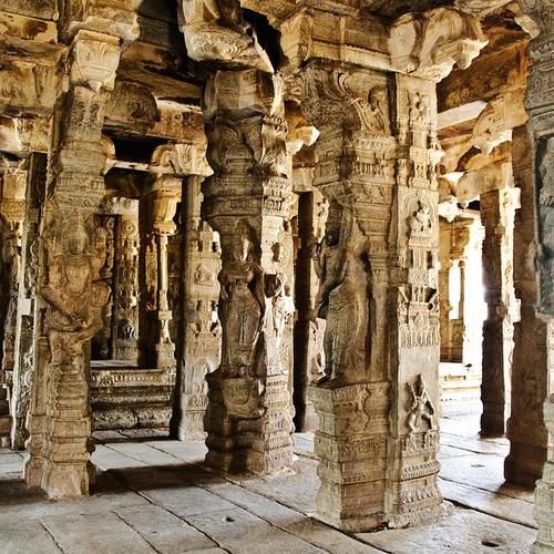 Chùa Veerabhadra (Ấn Độ): Cách Bangalore khoảng 120km về phía Bắc, đường đến Chùa Veerabhadra hoàn toàn không dễ dàng, du khách phải đi qua nhiều thôn nhiều xóm. Nhưng những điêu khắc điệu nghệ từ thời đại Vương triều Vijayanagar được bảo tồn cẩn thận sẽ khiến cho bạn quên hết mọi mệt nhọc của đường xá xa xôi. 