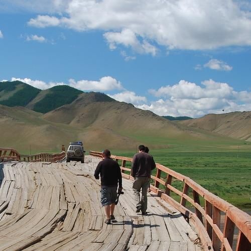 Sông Ider (Mông Cổ): Sông hồ ở Mông Cổ không nhiều, nhưng không hiểu vì sao mọi cây cầu đều cong cong uốn lượn, rõ ràng cầu đủ rộng, mà du khách vẫn phải xuống đi bộ mới qua được. 