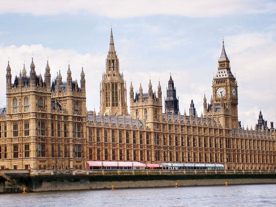 Nhà thờ Westminster Abbey: Đây là nhà thờ quan trọng nhất của nước Anh, là nơi tổ chức hôn lễ của thành viên Hoàng gia các đời. Đây cũng là nơi yên nghỉ của các thành viên Hoàng gia đã khuất, ngoài ra còn là nơi yên nghỉ của rất nhiều người nổi tiếng như Newton, Darwin, Churchill,... Vào cửa: 18£/người lớn, 15£/người già trên 60 tuổi hoặc học sinh, 8£/thanh thiếu niên 11-18 tuổi; miễn phí/trẻ dưới 11 tuổi; Cách đến: Tàu điện ngầm tuyến Jubliee Line/Circle Line/District Line, bến Westminster; Giờ mở cửa: 9:30-15:30, riêng Thứ Tư 9:30-18:00; Địa chỉ: 20 Deans Yard，London，SW1P 3PA