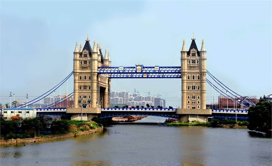 Cầu Luân Đôn (Tower Bridge): Đây là một trong những công trình kiến trúc mang tính biểu tượng của nước Anh, thông xe vào năm 1894. Kỹ thuật nâng hạ cầu hiện nay sử dụng động cơ, tuy nhiên những máy móc áp khí sử dụng trước kia vẫn giữ để du khách tham quan. Lên tháp: 9£/người lớn, 6.3£/người già và học sinh, 3.9£/trẻ em 5-15 tuổi, miễn phí/trẻ dưới 5 tuổi; Cách đến: Tàu điện ngầm tuyến District Line/Circle Line, bến Tower Hill; Địa chỉ: Tower Bridge Road, London SE1 2UP.