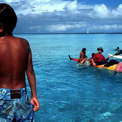 Quần đảo Tuamotus (Polynesia, Pháp): Nằm về phía Tây Bắc của đảo Tahiti, quần đảo Tuamotus là nơi tập trung 78 đảo san hô. Quần đảo xa xôi này hiện còn chưa được khai thác hết về du lịch. Cuộc sống kinh tế nơi đây tập trung vào phát triển thương nghiệp, đặc biệt là một số sản phẩm ngư nghiệp, dừa, trân châu đen,...