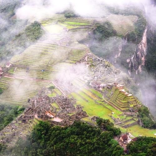 Machu Picchu (Peru): Là một trong 7 kỳ quan thế giới mới, Machu Picchu nằm ở ngang núi với độ cao cách mặt nước biển 2350m, xung quanh bao bọc bởi rừng nhiệt đới. Cảnh vật nơi đây đẹp nhất khi mặt trời mọc và lặn. 