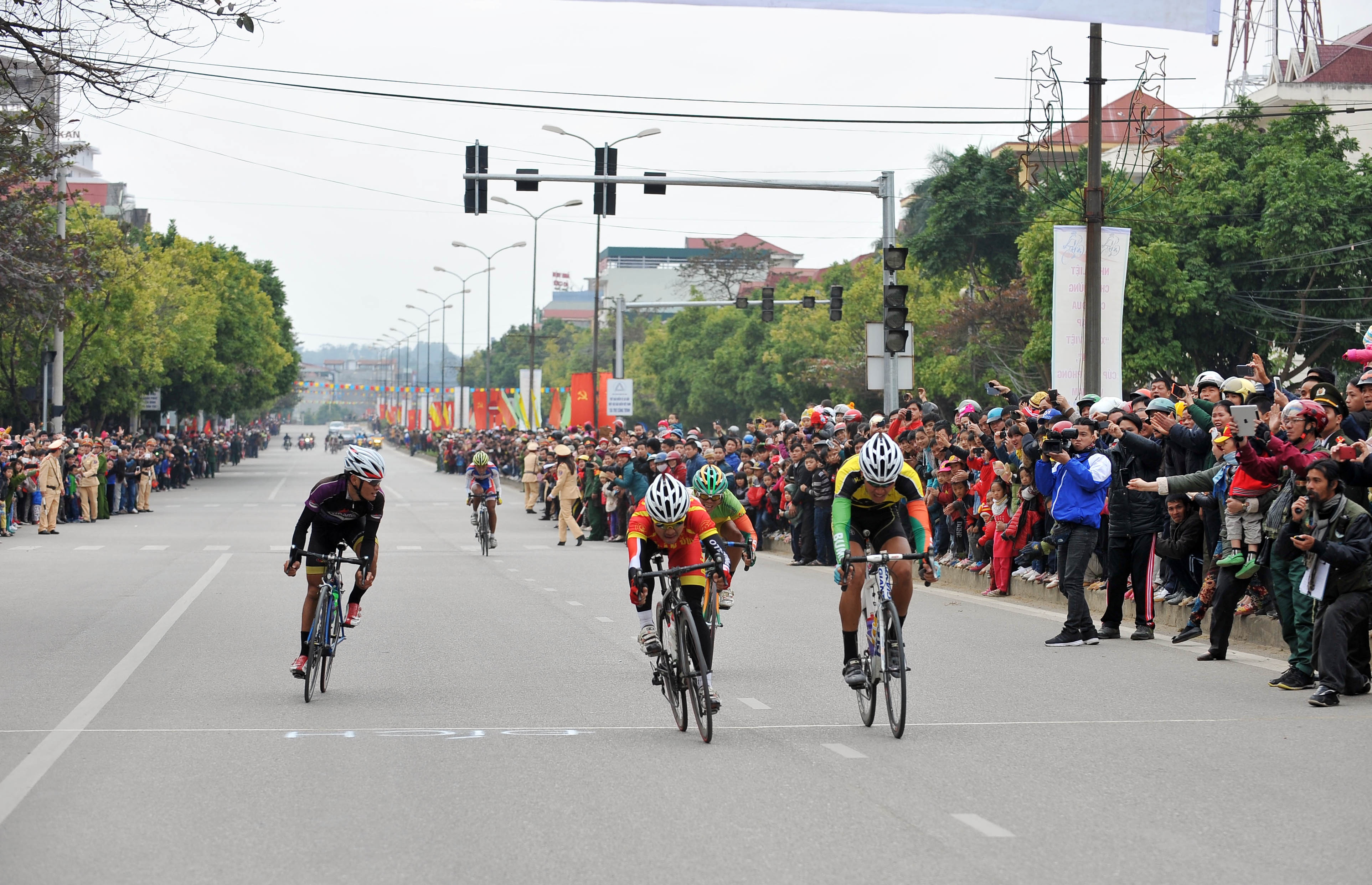 Chang 10 cuoc dua xe dap xuyen Viet, Soc Son toi Bac Kan hinh anh