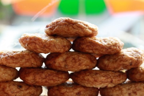 Chả cá Nha Trang nổi tiếng ngon vì làm từ cá tươi. Miếng chả cá chiên vàng, thơm phức khiến khách ăn rồi vẫn thèm. Khi làm chả, người ta thường dùng cá mối, cá thu, cá thởn, cá rựa, cá nhồng, cá chuồn, cá cờ... nhưng ngon nhất là chả cá nhồng hương..