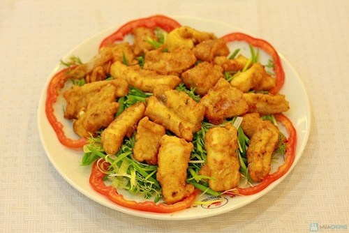 Chả phải ăn nóng. Khi ăn, gắp từng miếng cá ra bát, rưới nước mỡ đang sôi lên trên, ăn kèm với bánh đa nướng hay bún rối, lạc rang, rau mùi,húng Láng, thì là, hành củ tươi chẻ nhỏ chấm với mắm tôm hoặc nước mắm.