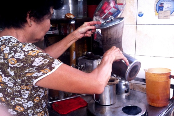 Vỉa hè đại học Kiến Trúc là nơi tụ tập cà phê quen thuộc không chỉ của sinh viên