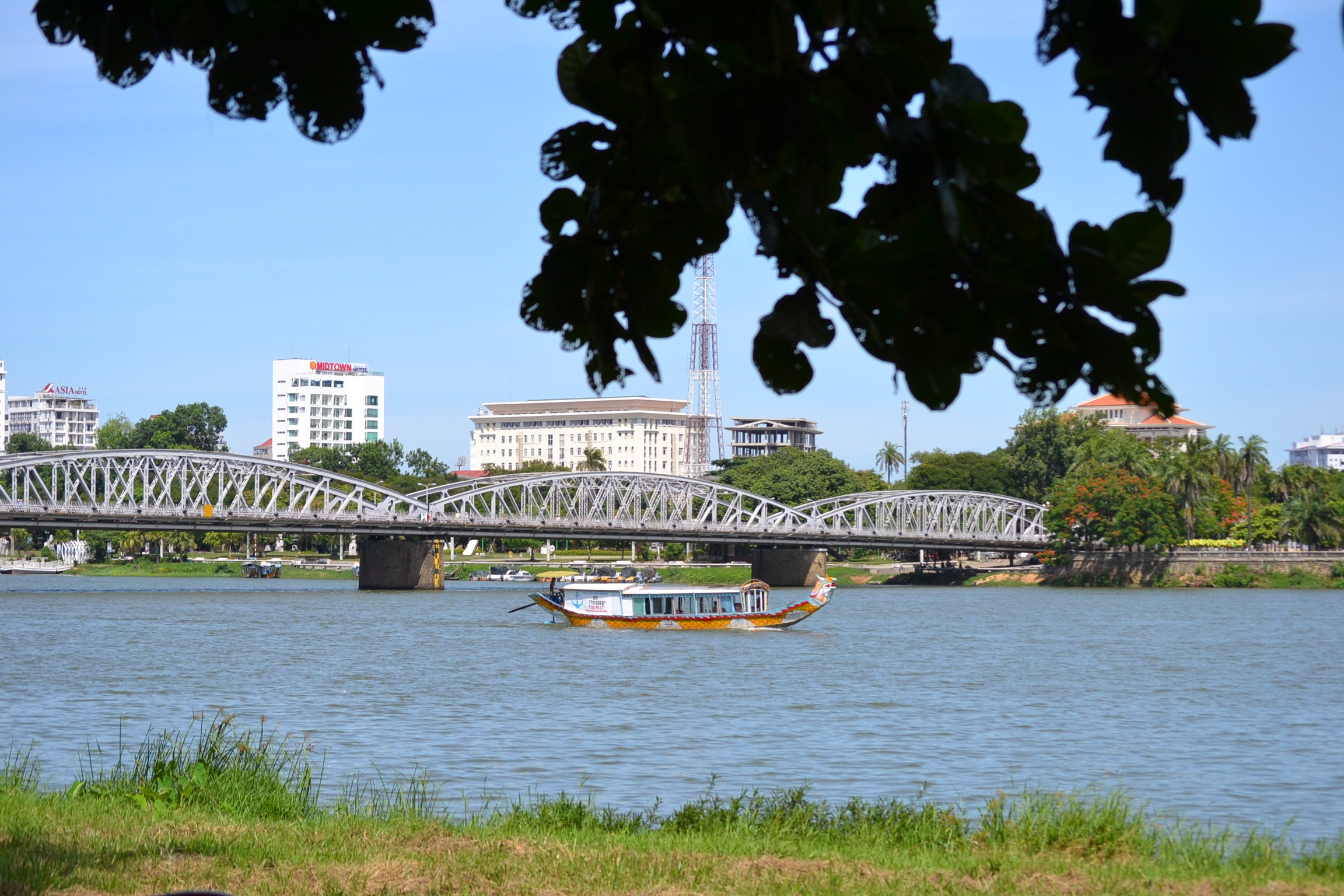 Dòng sông Hương thơ mộng - cây cầu Tràng Tiền 12 nhịp muôn đời vẫn luôn là biểu tượng đẹp của Huế.