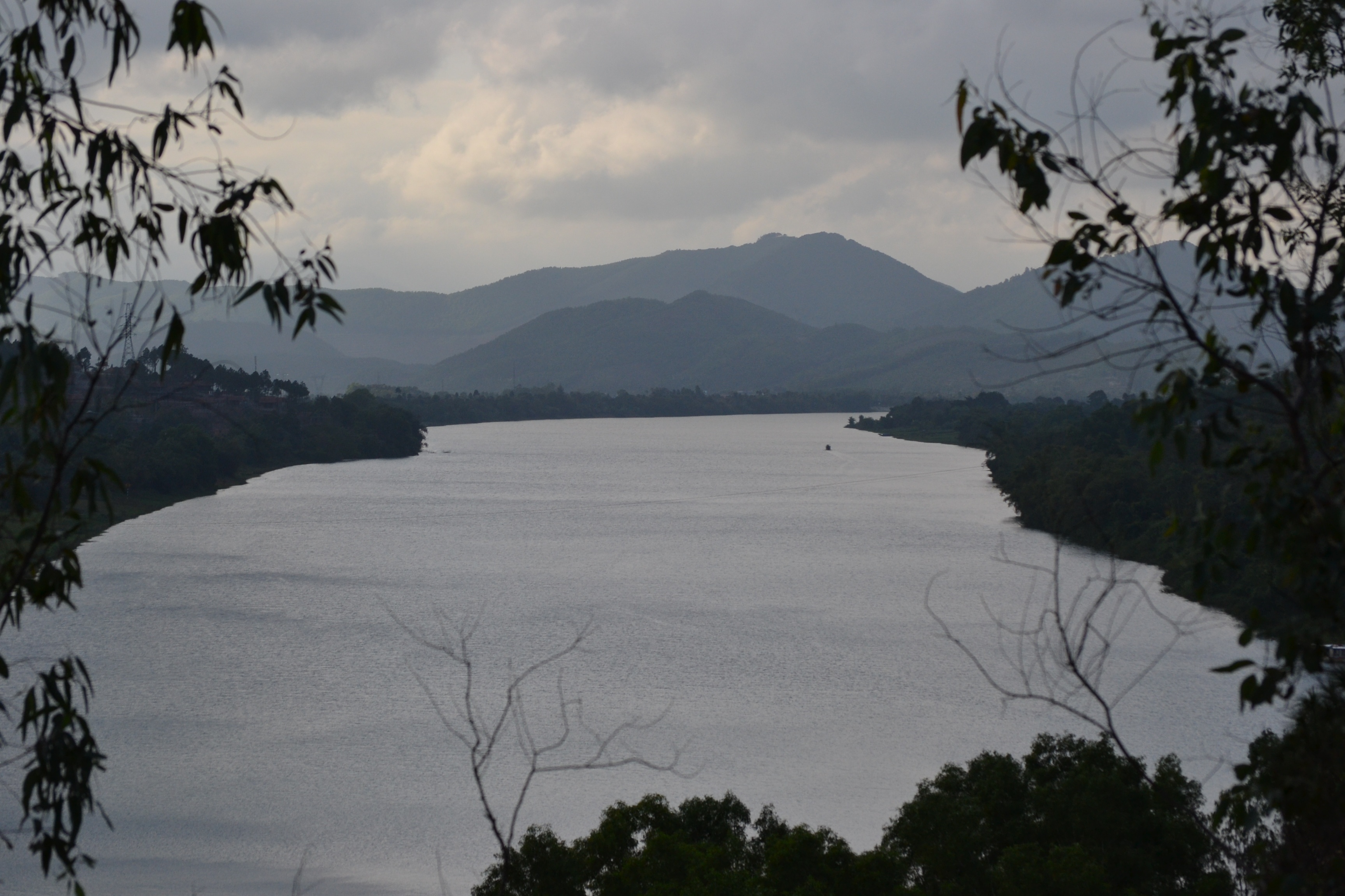 Dòng sông lơ đãng lửng lờ trôi.