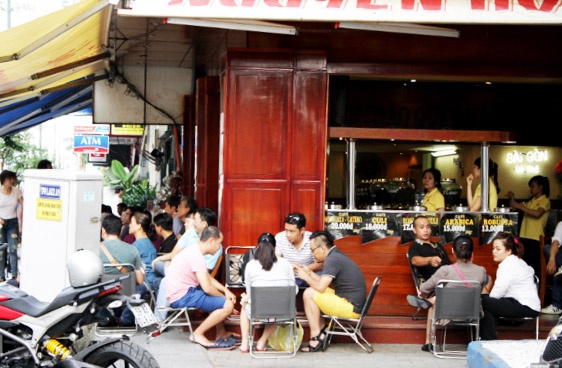 Góc đường Lê Thánh Tôn - Lê Anh Xuân là điểm tụ tập quen thuộc của dân ghiền cà phê Sài Gòn