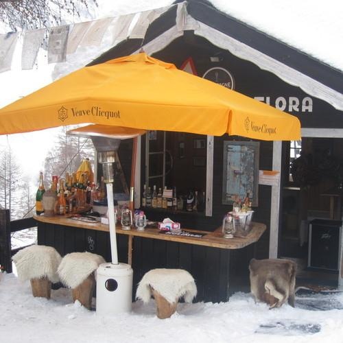 Bar Champagne, Zermatt Thụy Sỹ: Như một ngôi nhà nhỏ thần tiên, đặc biệt là khi tuyết xuống, quán bar thu hút vô số khách du lịch. Bar có chuyên gia pha rượu đến từ Cuba, và lúc nào cũng chìm trong âm điệu ngọt ngào của Bob Marley và Jack Johnson. Đèn sưởi ấm, thảm lông, cùng vài ly Veuve Clicquot hoặc rượu nho nóng, du khách có lạnh đóng băng bước từ ngoài vào, cũng ngay lập tức cảm nhận được hơi ấm êm đềm. 