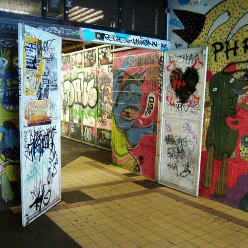 Bar Recyclart, Brussels, Bỉ: Một phần của Recyclart dựng ở trạm điện ngầm đã phế bỏ giữa ga tàu hỏa và nhà cầu nguyện của Brussels, nơi đây quả là vô cùng thú vị. Ở đây, du khách có thể tham quan những tác phẩm nghệ thuật, thưởng thức đồ uống và âm nhạc. 