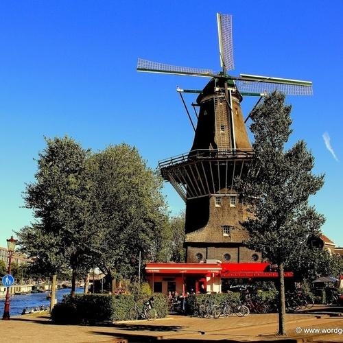 Bar Nhà máy bia IJ, Amsterdam, Hà Lan: Hầu như bất cứ nơi nào của Amsterdam cũng có thể đem niềm thích thú đến với du khách. Ở phía Đông của thành phố, bạn có thể nhìn thấy một cối xay gió, đó là biểu tượng của quán bar Nhà máy bia IJ. Quán này do nhà âm nhạc quá cố Garry Peterson mở từ năm 1985, cạnh quán là xưởng chế bia rượu. 