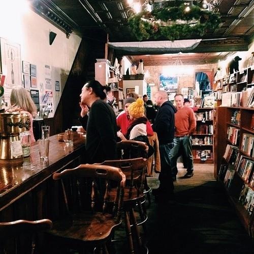 Bar Spotty Dog Books & Ale Hudson, Hudson, New York: Nằm trên Hudson hoa lệ, nơi đây từ năm 1889 đến 2002 là một trạm cứu hỏa. Còn giờ đây, trên những giá sách kia là hơn 10.000 đầu sách. Bạn thấy thích không? Vừa là hiệu sách, vừa là bar. Bạn có thể vừa nhâm nhi vừa đọc bất cứ gì bạn muốn. 