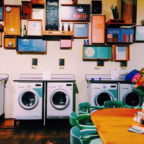 Wasbar, Ghent, Bỉ: Quán này vừa cà phê vừa rượu, dọc tường là máy giặt các loại hãng, sau tường là nước giặt. Những ai đang có cả đống đồ cần giặt, lại mệt mỏi, lại thích cà phê hay bia, thì không còn nơi đâu lý tưởng hơn bar này. 
