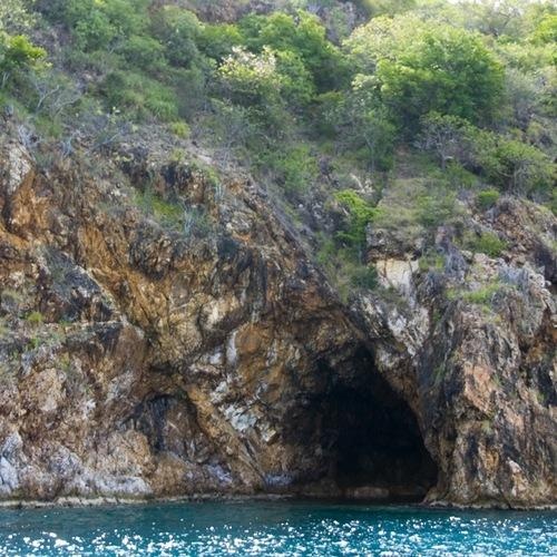 Bar Willy T, đảo Norman, quần đảo British Virgin:  Quần đảo British Virgin có vô vàn điều thú vị, nhất là trên thuyền. Nếu bạn du lịch tới nơi đây, nên đến Bar Willy T nổi, nằm trên một thuyền đỗ cố định ở vịnh đảo Norman. Bác pha chế rượu ở đây hay dùng rum, là thứ làm người ta dễ phấn khích, nên nếu bạn trông thấy có người chẳng mặc gì nhảy từ trên thuyền xuống nước vào giữa ban ngày, thì cũng không có gì là lạ. 