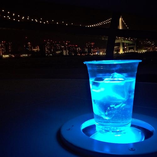 Bar nổi Jicco, Tokyo, Nhật Bản: Tối ra đường phố Tokyo chơi, bar nổi Jicco chắc chắn sẽ là một trong những lựa chọn đầu tiên của du khách. Bar mở cửa vào tối thứ Năm, Sáu, Bảy hằng tuần. Bar nằm trên một phi thuyền siêu hiện đại, ngồi trong bar mà như thể đang trong vũ trụ. Và một sàn nhảy với các thể loại DJ thịnh hành nữa. Đảm bảo bạn sẽ thích mê. 