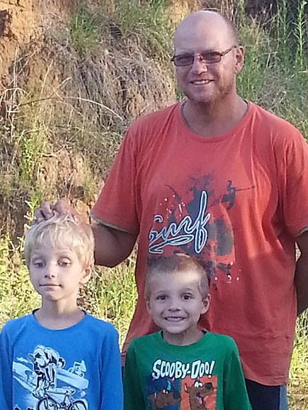 Ba bo con lac trong rung 11 ngay, song nho nuoc mua hinh anh