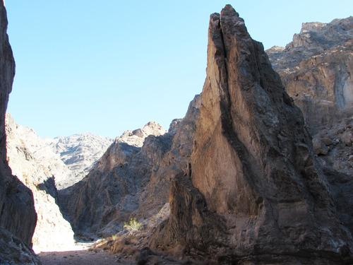 Thung lũng Chết - Death Valley (Mỹ) có lịch sử hình thành 23 đến 30 triệu năm, có nơi tầng đá giống bánh gatô, lại có những nơi như pho mát Thụy Sỹ. 