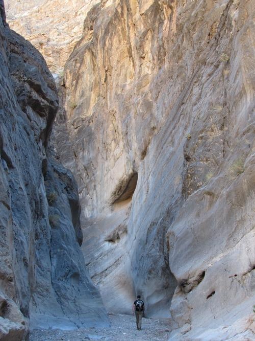 Greg chưa từng có kinh nghiệm leo núi đá, cũng không có bất cứ hình thức bảo vệ nào, ngoài người bạn đồng hành là cao thủ leo núi đá Doug Heinz.  