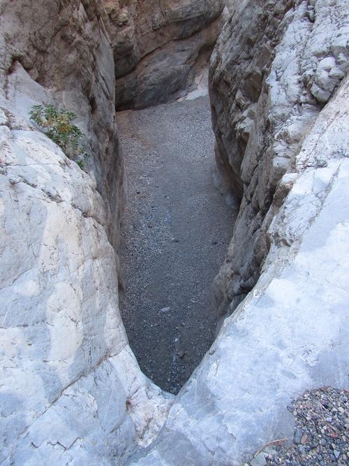 Grey kể lại, khi cả người cheo leo bên sườn vách Fall Canyon (thuộc Thung lũng Chết), ông cảm thấy hai chân không còn chút lực nào, đã chợt thoáng nghĩ, nếu có sảy chân thì cũng coi như đã được chết ở nơi phong cảnh hùng vĩ đẹp như trong thơ ca. 