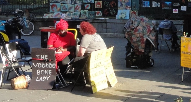 Du khách xem bói ở khu vực giáo đường St. Louis - Ảnh: flickr