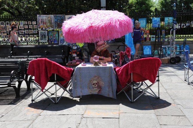 Một người coi bói theo đạo Voodoo chờ khách ở khu vực giáo đường St. Louis  - Ảnh: panoramio