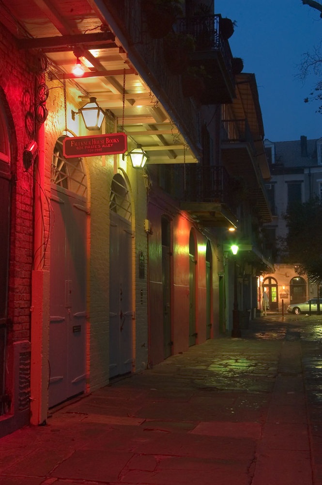 Một con phố ở khu phố Pháp dễ khiến du khách lạnh gáy - Ảnh: asergeev