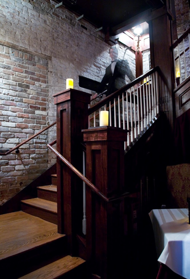 Một cầu thang ở nhà hàng Muriel, nơi được truyền miệng có những bước chân bí ẩn vang lên đều đặn - Ảnh: wordpress