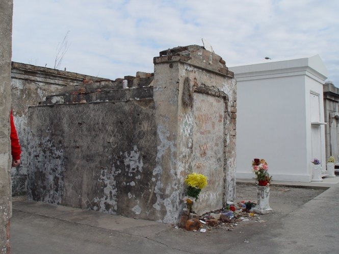 Khu mộ của bà hoàng đạo Voodoo ở nghĩa trang Saint-Louis luôn có rượu, thuốc lá... của những người muốn cầu xin được hoàn thành ước nguyện - Ảnh: panoramio