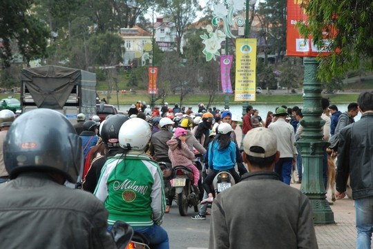 Nhiều người đi đường đã dừng lại chụp hình khiến giao thông ách tắc cục bộ