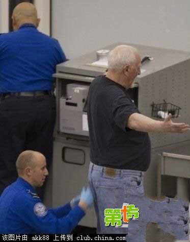 Chính phủ Mỹ hi vọng người dân không phản đối máy quét toàn thân, và nên kiên nhẫn tiếp nhận sự kiểm tra của nhân viên an ninh. 