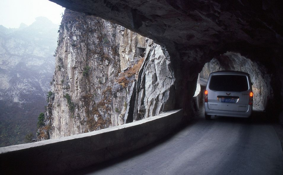Đường ngầm Guo Liang (Trung Quốc): Nằm ở khu vực núi Thái Sơn, xây dựng năm 1972, nối giữa làng Guo Liang và thế giới bên ngoài. Con đường này còn có tên gọi là 