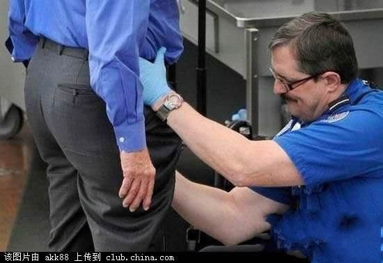 Toàn bộ 62 sân bay lớn nhỏ ở Mỹ đều sử dụng máy quét toàn thân. Loại máy này kiểm tra 3D, có thể phát hiện súng, đạn, hoặc vật gây nổ bằng chất lỏng. 