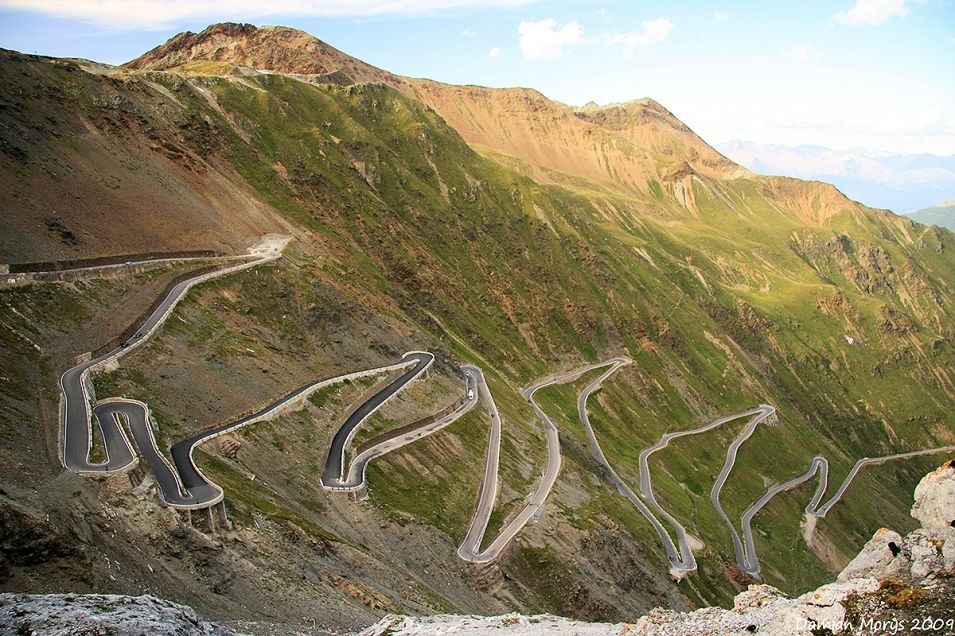Đường núi Stelvio (Italy): Nằm về phía Đông núi Alps, con đường này có 48 khúc quanh ngoặt. Chỉ xem chỉ dẫn đường thôi có khi đã khiến bạn phát nản. 
