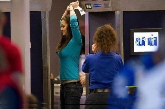 Giày dép, laptop,... đều phải kiểm tra, rồi cấm mang chất lỏng,... Người dân Mỹ tuy kêu ca, nhưng rồi cũng quen dần. 