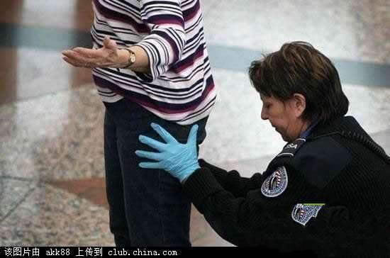 Vì những quy định kiểm tra an ninh này, những vụ cãi cọ giữa hành khách và nhân viên an ninh ngày càng xảy ra nhiều hơn. 