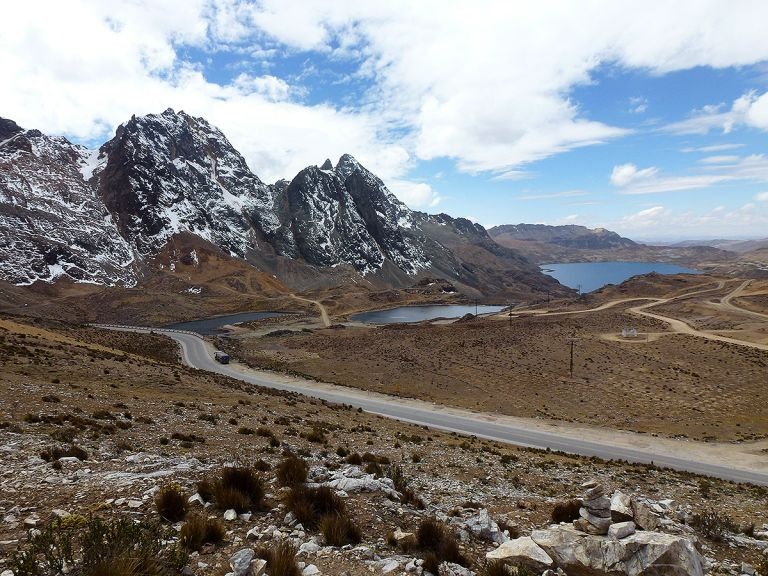 Đường Ticlio Pass (Peru): Đường dài 4.800m, đi qua núi Cordillera, lái xe không những ngược gió lớn mà còn lúc nào cũng phải cẩn thận tránh đá lăn từ trên xuống. 