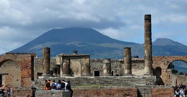 Du khách tham quan Thành cổ Pompeii (Ý).