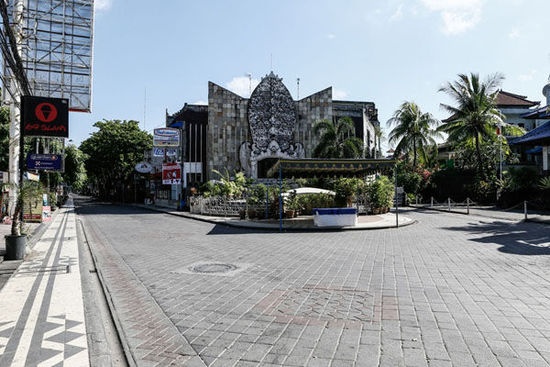 Ngày Yên lặng: Thời gian: Năm mới của đảo Bali (năm 2015 là vào ngày 21/3). Địa điểm: Đảo Bali (Indonesia). Nội dung: Ngày này không lửa đèn, không làm việc, không nói chuyện. Từ 6h sáng đến 6h tối không ăn bất cứ thứ gì, trên đường không có một ai, sân bay cũng đóng cửa. Nguyên nhân: Đây là một ngày lễ của đạo Ấn Độ, dùng để mỗi người tự xem xét lại chính mình, tuy nhiên trước ngày này, người ta thường tổ chức nhiều hoạt động vui chơi để bù đắp. 