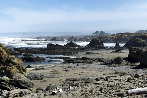 Bãi biển thủy tinh, California: Bãi biển này phủ đầy những mảnh thủy tinh và đá nhỏ, dưới ánh nắng mặt trời phản chiếu vô vàn sắc màu lung linh. Du khách đến đây chơi đều được khuyên nên đi giày dép để giữ an toàn cho đôi chân. Trước kia, đây là nơi đổ chất thải của người Prague. Sóng biển đánh sạch dần, còn lại muôn ngàn mảnh thủy tinh. Nơi đây đặc biệt thu hút du khách yêu thích nghệ thuật. Có điều, bãi biển cấm du khách nhặt thủy tinh mang đi. 