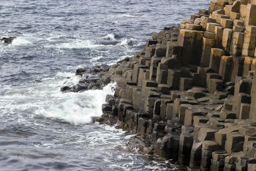 Bãi biển Con đường Người Khổng lồ, Bắc Ireland: Du khách tới đây sẽ được chiêm ngưỡng gần 40.000 trụ đá lớn nhỏ xếp lại thành một con đường dài vài nghìn mét, cảnh đẹp vô cùng choáng ngợp. Theo nghiên cứu của các nhà địa chất, cảnh quan được hình thành từ việc núi lửa kỷ thứ ba (Tertiary) liên tục phun trào. Bãi biển này hiện là một trong các di sản thiên nhiên của thế giới. 