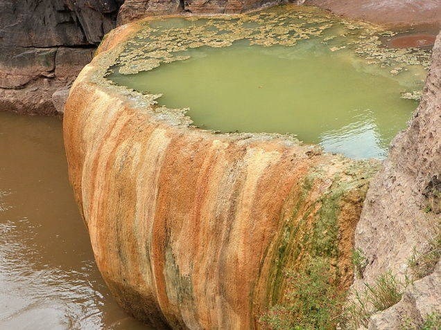 Hồ bí ngô tròn, rộng, thân hồ có màu cam cộng với những vệt màu xanh lá chạy dọc xuống. Nước trong hồ có màu xanh, chảy từ hẻm núi đổ vào miệng hồ, liên tục tràn ra ngoài.